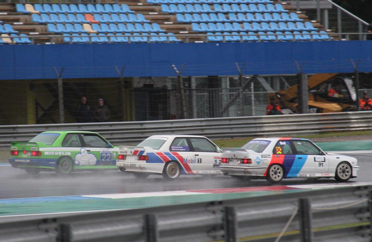 In Bimmerrace met drie op Haarbocht af