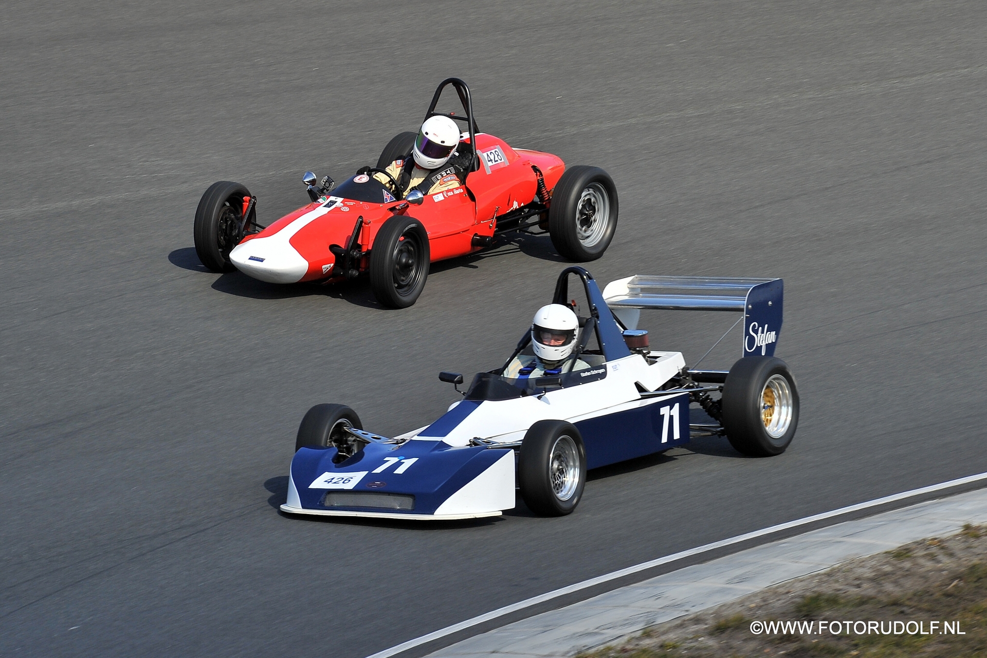 De foto's staan weer op de site!